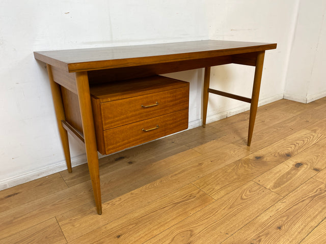 Stilvoller und gut erhaltener freistehender Mid-Century Schreibtisch mit Schubladen