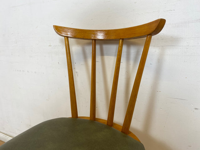WMK 1/2 Sehr schöner und gut erhaltener Mid-Century Sprossenstuhl mit grünem Kunstlederbezug # Stühle Holzstühle Esszimmerstuhle Küchenstühle Lederstühle Leder Chair Vintage Retro # Versand möglich