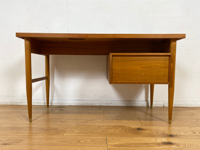 Stilvoller und gut erhaltener freistehender Mid-Century Schreibtisch mit Schubladen