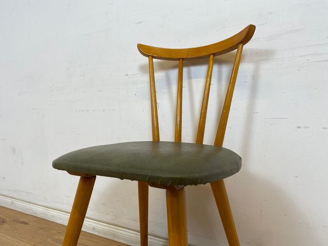 WMK 1/2 Sehr schöner und gut erhaltener Mid-Century Sprossenstuhl mit grünem Kunstlederbezug # Stühle Holzstühle Esszimmerstuhle Küchenstühle Lederstühle Leder Chair Vintage Retro # Versand möglich