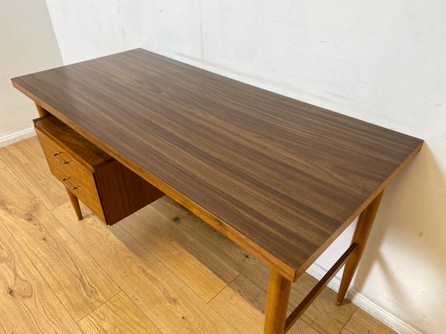 Stilvoller und gut erhaltener freistehender Mid-Century Schreibtisch mit Schubladen