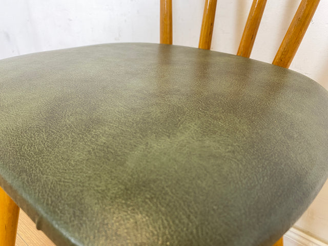 WMK 1/2 Sehr schöner und gut erhaltener Mid-Century Sprossenstuhl mit grünem Kunstlederbezug # Stühle Holzstühle Esszimmerstuhle Küchenstühle Lederstühle Leder Chair Vintage Retro # Versand möglich