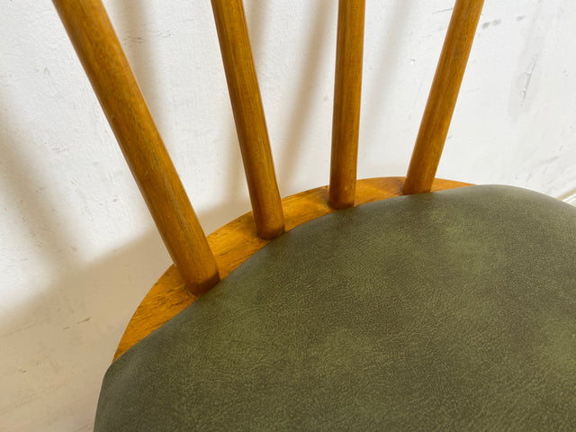 WMK 1/2 Sehr schöner und gut erhaltener Mid-Century Sprossenstuhl mit grünem Kunstlederbezug # Stühle Holzstühle Esszimmerstuhle Küchenstühle Lederstühle Leder Chair Vintage Retro # Versand möglich