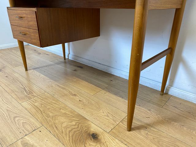 Stilvoller und gut erhaltener freistehender Mid-Century Schreibtisch mit Schubladen