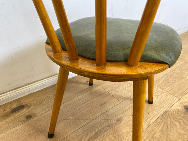 WMK 1/2 Sehr schöner und gut erhaltener Mid-Century Sprossenstuhl mit grünem Kunstlederbezug # Stühle Holzstühle Esszimmerstuhle Küchenstühle Lederstühle Leder Chair Vintage Retro # Versand möglich