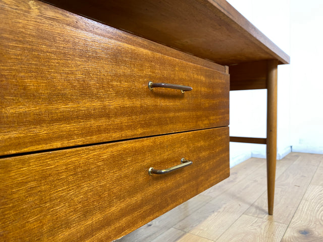 Stilvoller und gut erhaltener freistehender Mid-Century Schreibtisch mit Schubladen