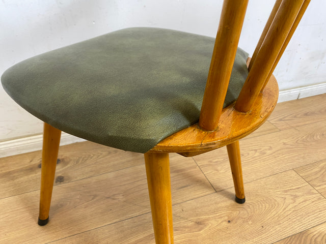 WMK 1/2 Sehr schöner und gut erhaltener Mid-Century Sprossenstuhl mit grünem Kunstlederbezug # Stühle Holzstühle Esszimmerstuhle Küchenstühle Lederstühle Leder Chair Vintage Retro # Versand möglich