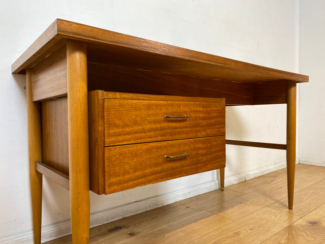 Stilvoller und gut erhaltener freistehender Mid-Century Schreibtisch mit Schubladen