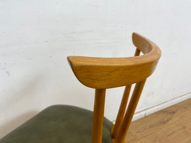 WMK 1/2 Sehr schöner und gut erhaltener Mid-Century Sprossenstuhl mit grünem Kunstlederbezug # Stühle Holzstühle Esszimmerstuhle Küchenstühle Lederstühle Leder Chair Vintage Retro # Versand möglich