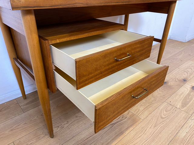 Stilvoller und gut erhaltener freistehender Mid-Century Schreibtisch mit Schubladen