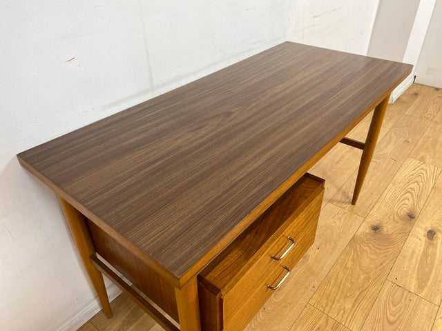 Stilvoller und gut erhaltener freistehender Mid-Century Schreibtisch mit Schubladen
