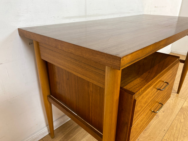 Stilvoller und gut erhaltener freistehender Mid-Century Schreibtisch mit Schubladen