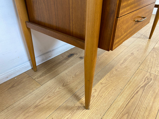 Stilvoller und gut erhaltener freistehender Mid-Century Schreibtisch mit Schubladen
