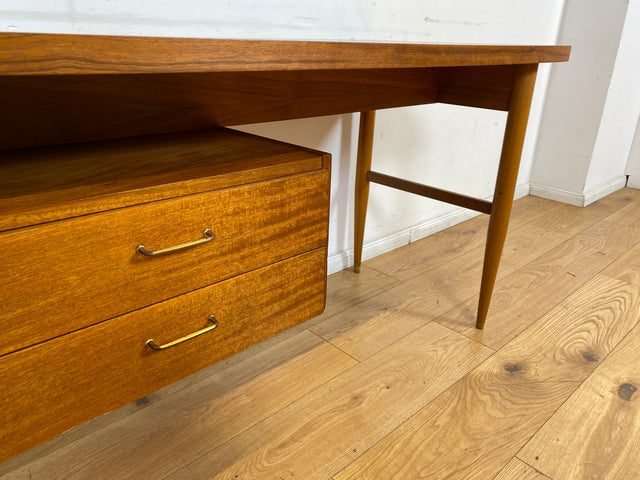 Stilvoller und gut erhaltener freistehender Mid-Century Schreibtisch mit Schubladen