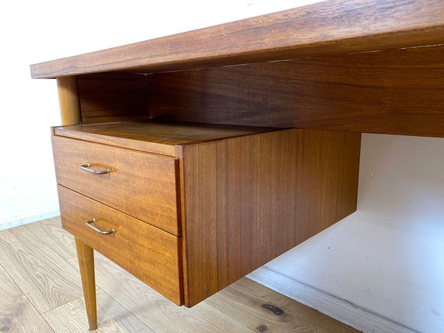 Stilvoller und gut erhaltener freistehender Mid-Century Schreibtisch mit Schubladen