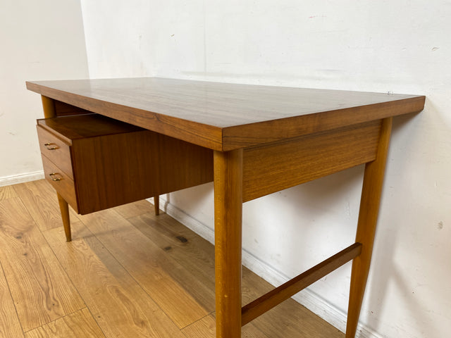 Stilvoller und gut erhaltener freistehender Mid-Century Schreibtisch mit Schubladen
