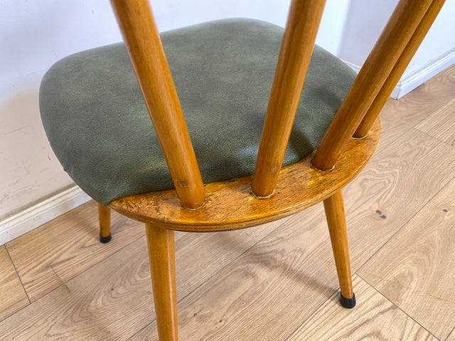WMK 1/2 Sehr schöner und gut erhaltener Mid-Century Sprossenstuhl mit grünem Kunstlederbezug # Stühle Holzstühle Esszimmerstuhle Küchenstühle Lederstühle Leder Chair Vintage Retro # Versand möglich