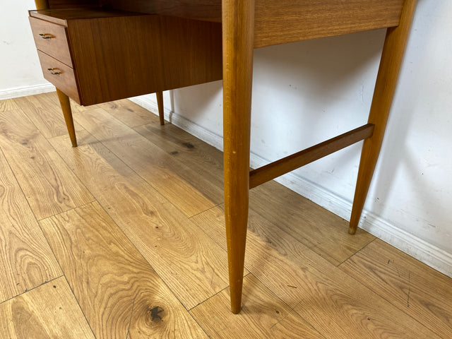 Stilvoller und gut erhaltener freistehender Mid-Century Schreibtisch mit Schubladen