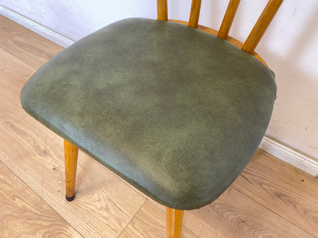 WMK 1/2 Sehr schöner und gut erhaltener Mid-Century Sprossenstuhl mit grünem Kunstlederbezug # Stühle Holzstühle Esszimmerstuhle Küchenstühle Lederstühle Leder Chair Vintage Retro # Versand möglich
