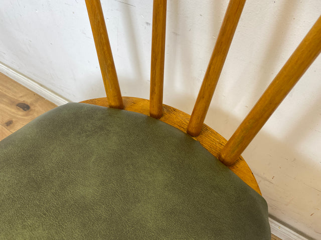WMK 1/2 Sehr schöner und gut erhaltener Mid-Century Sprossenstuhl mit grünem Kunstlederbezug # Stühle Holzstühle Esszimmerstuhle Küchenstühle Lederstühle Leder Chair Vintage Retro # Versand möglich