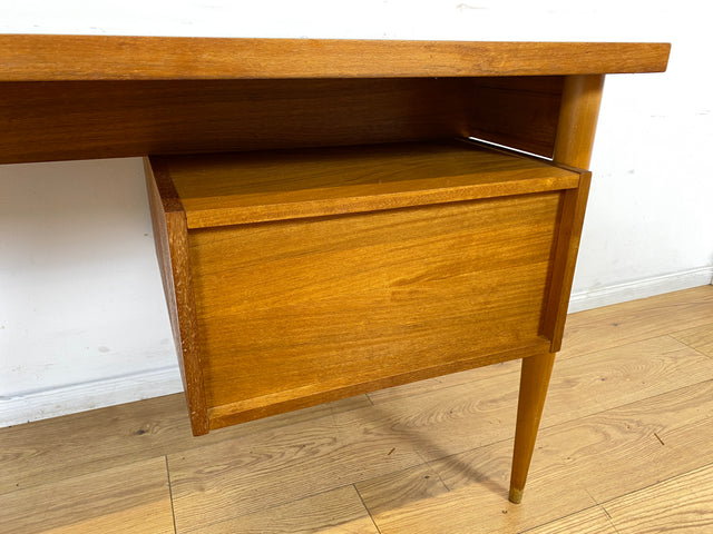 Stilvoller und gut erhaltener freistehender Mid-Century Schreibtisch mit Schubladen