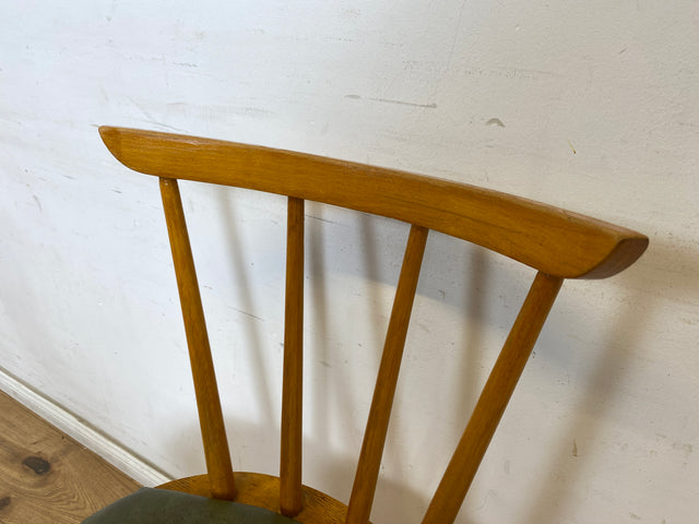 WMK 1/2 Sehr schöner und gut erhaltener Mid-Century Sprossenstuhl mit grünem Kunstlederbezug # Stühle Holzstühle Esszimmerstuhle Küchenstühle Lederstühle Leder Chair Vintage Retro # Versand möglich