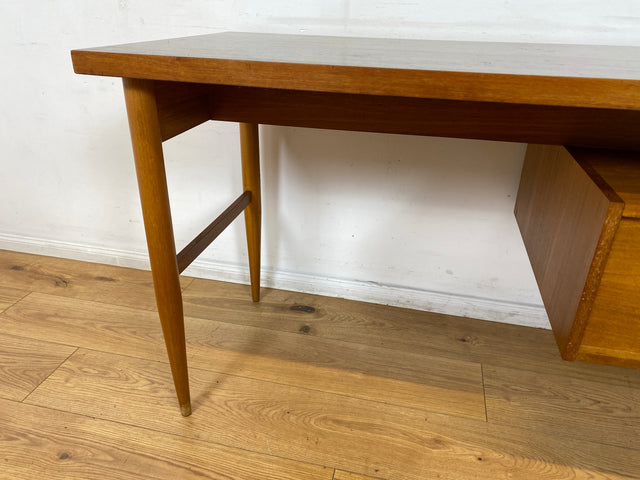 Stilvoller und gut erhaltener freistehender Mid-Century Schreibtisch mit Schubladen