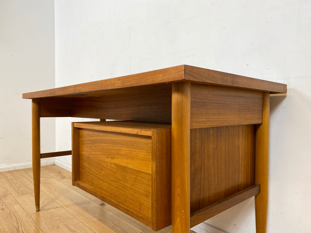 Stilvoller und gut erhaltener freistehender Mid-Century Schreibtisch mit Schubladen