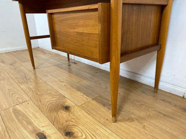 Stilvoller und gut erhaltener freistehender Mid-Century Schreibtisch mit Schubladen
