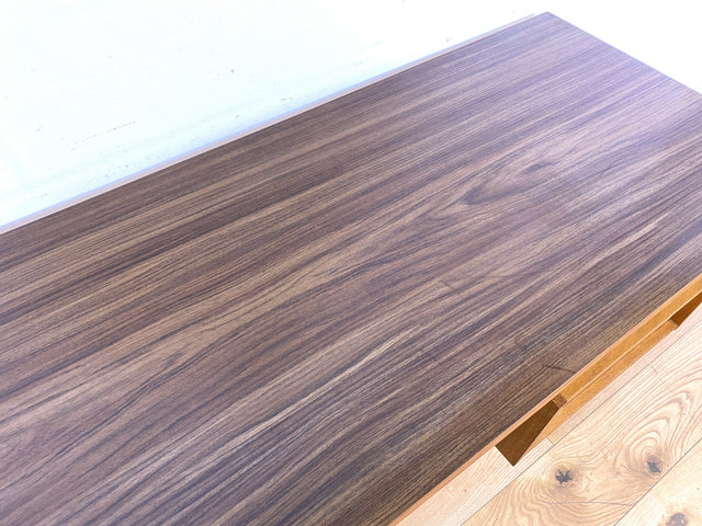 Stilvoller und gut erhaltener freistehender Mid-Century Schreibtisch mit Schubladen