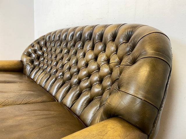 WMK Formschönes & hochwertiges original englisches Chesterfield Sofa Pegasus mit dickem aber weichem gestepptem Echtleder Bezug mit Alterspatina # Sofa Couch Ledersofa Ledercouch Sitzgarnitur Vintage