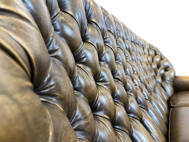 WMK Formschönes & hochwertiges original englisches Chesterfield Sofa Pegasus mit dickem aber weichem gestepptem Echtleder Bezug mit Alterspatina # Sofa Couch Ledersofa Ledercouch Sitzgarnitur Vintage