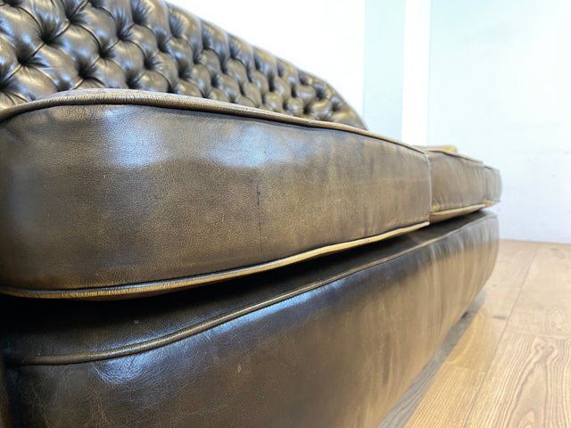 WMK Formschönes & hochwertiges original englisches Chesterfield Sofa Pegasus mit dickem aber weichem gestepptem Echtleder Bezug mit Alterspatina # Sofa Couch Ledersofa Ledercouch Sitzgarnitur Vintage