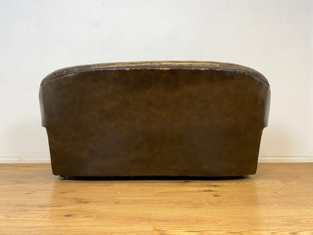 WMK Formschönes & hochwertiges original englisches Chesterfield Sofa Pegasus mit dickem aber weichem gestepptem Echtleder Bezug mit Alterspatina # Sofa Couch Ledersofa Ledercouch Sitzgarnitur Vintage