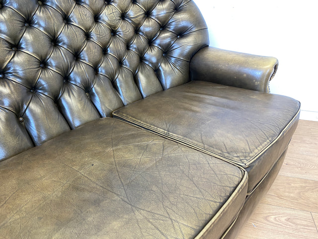 WMK Formschönes & hochwertiges original englisches Chesterfield Sofa Pegasus mit dickem aber weichem gestepptem Echtleder Bezug mit Alterspatina # Sofa Couch Ledersofa Ledercouch Sitzgarnitur Vintage