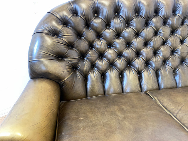 WMK Formschönes & hochwertiges original englisches Chesterfield Sofa Pegasus mit dickem aber weichem gestepptem Echtleder Bezug mit Alterspatina # Sofa Couch Ledersofa Ledercouch Sitzgarnitur Vintage