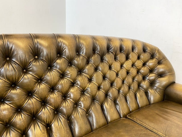 WMK Formschönes & hochwertiges original englisches Chesterfield Sofa Pegasus mit dickem aber weichem gestepptem Echtleder Bezug mit Alterspatina # Sofa Couch Ledersofa Ledercouch Sitzgarnitur Vintage