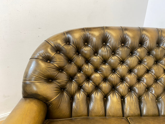 WMK Formschönes & hochwertiges original englisches Chesterfield Sofa Pegasus mit dickem aber weichem gestepptem Echtleder Bezug mit Alterspatina # Sofa Couch Ledersofa Ledercouch Sitzgarnitur Vintage