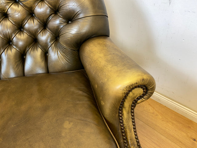 WMK Formschönes & hochwertiges original englisches Chesterfield Sofa Pegasus mit dickem aber weichem gestepptem Echtleder Bezug mit Alterspatina # Sofa Couch Ledersofa Ledercouch Sitzgarnitur Vintage