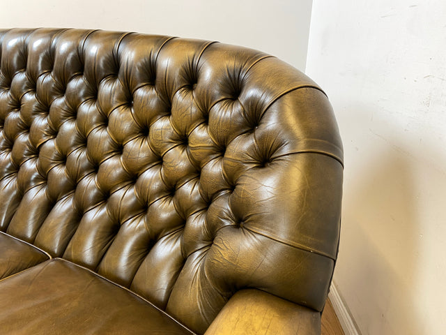 WMK Formschönes & hochwertiges original englisches Chesterfield Sofa Pegasus mit dickem aber weichem gestepptem Echtleder Bezug mit Alterspatina # Sofa Couch Ledersofa Ledercouch Sitzgarnitur Vintage