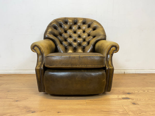 WMK Formschöner & hochwertiger original englischer Chesterfield Sessel Pegasus mit dickem & weichem gestepptem Echtleder Bezug mit Alterspatina # Ledersessel Lesesessel Clubsessel Sitzgarnitur Vintage
