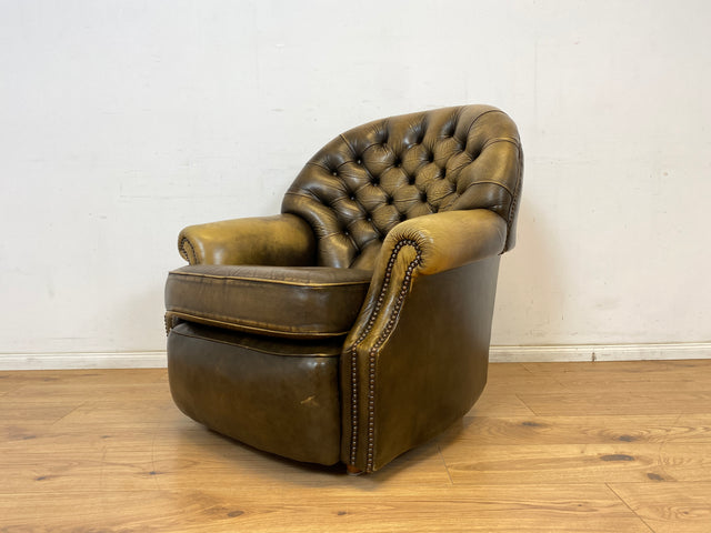 WMK Formschöner & hochwertiger original englischer Chesterfield Sessel Pegasus mit dickem & weichem gestepptem Echtleder Bezug mit Alterspatina # Ledersessel Lesesessel Clubsessel Sitzgarnitur Vintage