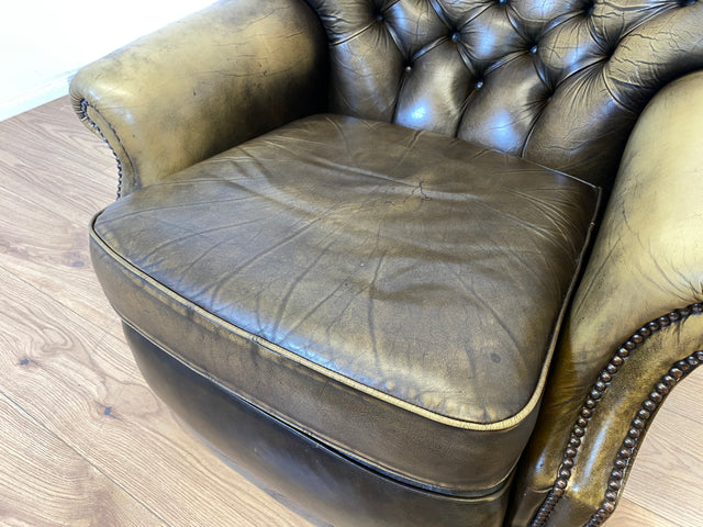 WMK Formschöner & hochwertiger original englischer Chesterfield Sessel Pegasus mit dickem & weichem gestepptem Echtleder Bezug mit Alterspatina # Ledersessel Lesesessel Clubsessel Sitzgarnitur Vintage