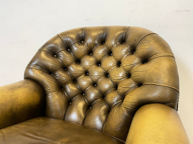 WMK Formschöner & hochwertiger original englischer Chesterfield Sessel Pegasus mit dickem & weichem gestepptem Echtleder Bezug mit Alterspatina # Ledersessel Lesesessel Clubsessel Sitzgarnitur Vintage
