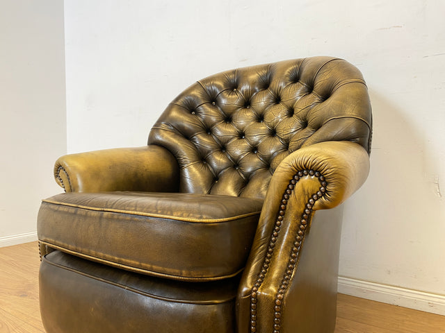 WMK Formschöner & hochwertiger original englischer Chesterfield Sessel Pegasus mit dickem & weichem gestepptem Echtleder Bezug mit Alterspatina # Ledersessel Lesesessel Clubsessel Sitzgarnitur Vintage