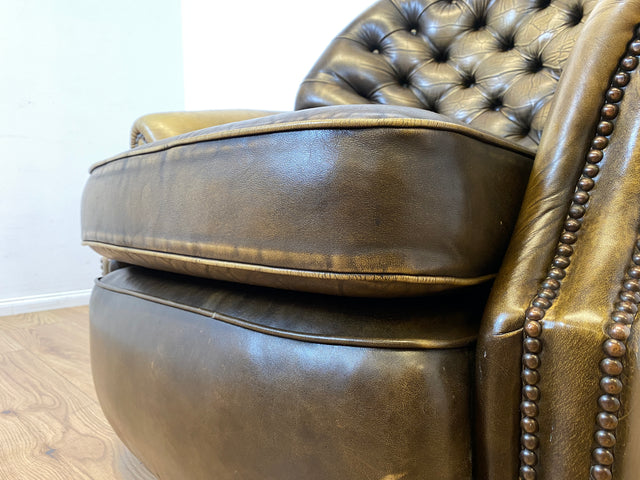 WMK Formschöner & hochwertiger original englischer Chesterfield Sessel Pegasus mit dickem & weichem gestepptem Echtleder Bezug mit Alterspatina # Ledersessel Lesesessel Clubsessel Sitzgarnitur Vintage