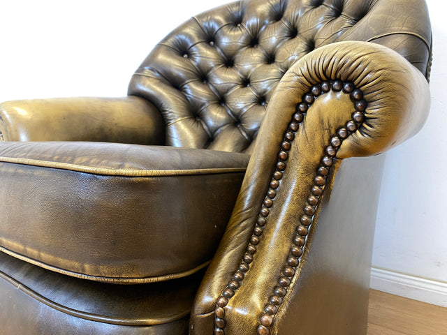 WMK Formschöner & hochwertiger original englischer Chesterfield Sessel Pegasus mit dickem & weichem gestepptem Echtleder Bezug mit Alterspatina # Ledersessel Lesesessel Clubsessel Sitzgarnitur Vintage