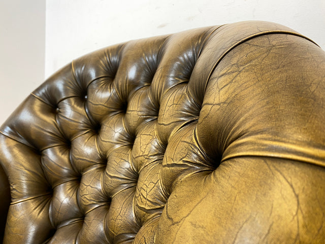 WMK Formschöner & hochwertiger original englischer Chesterfield Sessel Pegasus mit dickem & weichem gestepptem Echtleder Bezug mit Alterspatina # Ledersessel Lesesessel Clubsessel Sitzgarnitur Vintage