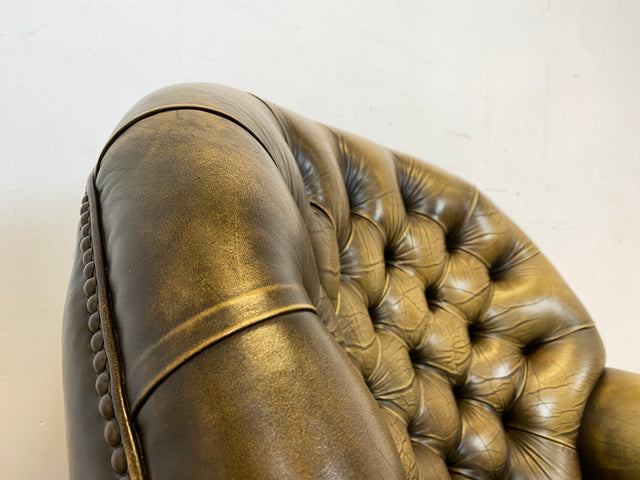 WMK Formschöner & hochwertiger original englischer Chesterfield Sessel Pegasus mit dickem & weichem gestepptem Echtleder Bezug mit Alterspatina # Ledersessel Lesesessel Clubsessel Sitzgarnitur Vintage