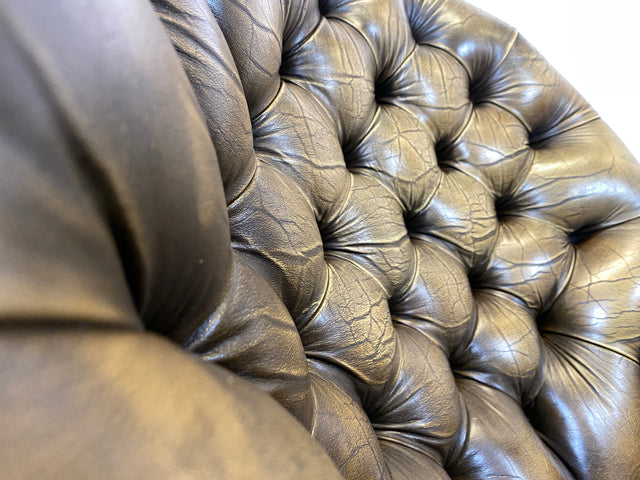 WMK Formschöner & hochwertiger original englischer Chesterfield Sessel Pegasus mit dickem & weichem gestepptem Echtleder Bezug mit Alterspatina # Ledersessel Lesesessel Clubsessel Sitzgarnitur Vintage